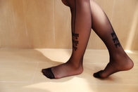 Dando forma às meias de seda das mulheres do alfabeto da meia-calça as meias longas &quot;sexy&quot; enegrecem impresso